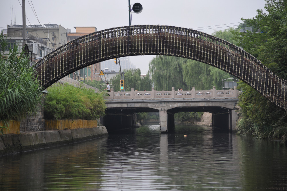 b36路,k91路,k109路公交车在"黑虎泉"站下车或者到达"青龙桥南","青龙