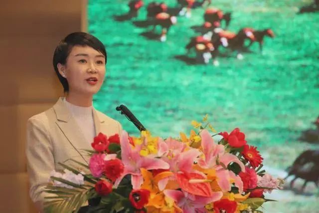 在走红之前,贺娇龙也一直为昭苏县直播带货,还注册了抖音账号"贺县长