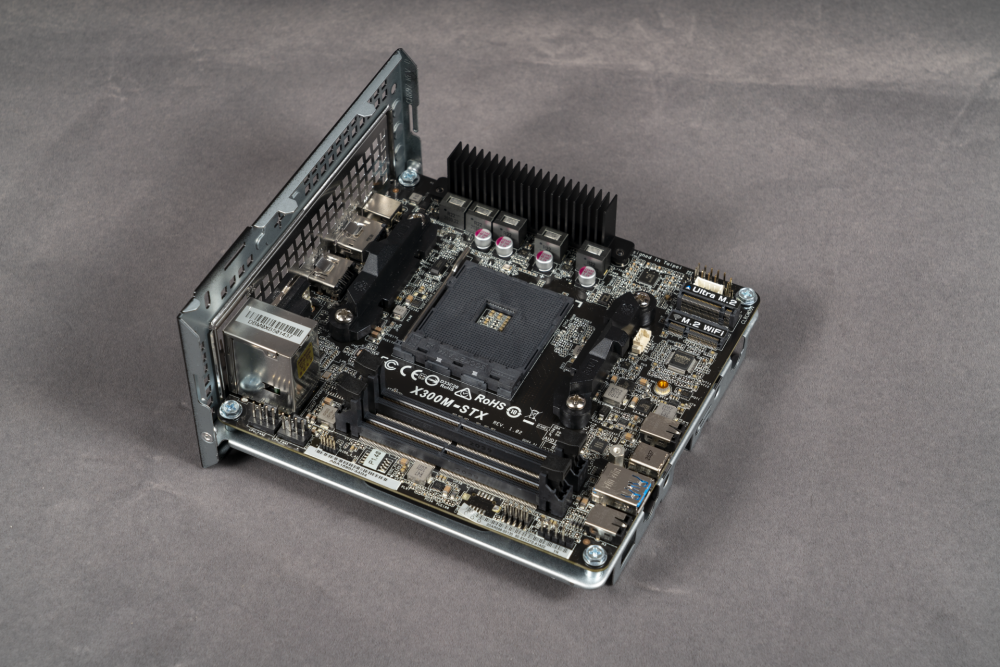 拧下后侧的四颗螺丝就能抽出主板了,这款主板采用了不多见的 st 