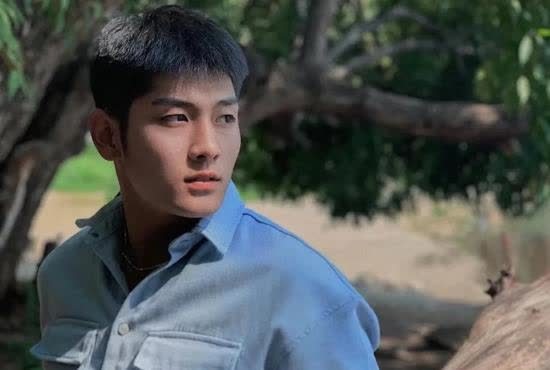 很多网友看到他的资料之后都羡慕不已,调侃道:果然别人家的学校都是