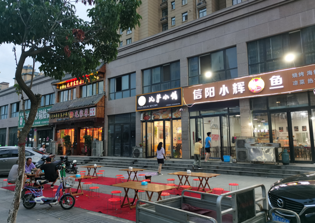 黄河广场夜市:附近道路有不少车辆乱停乱放.