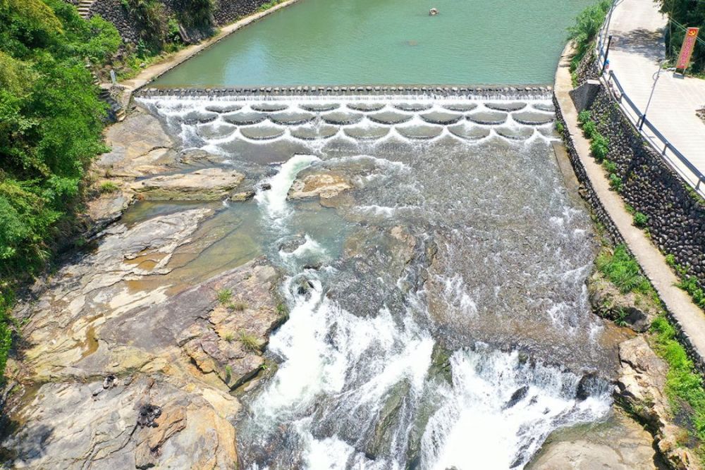 玩水胜地鱼鳞坝越来越多命运却不同