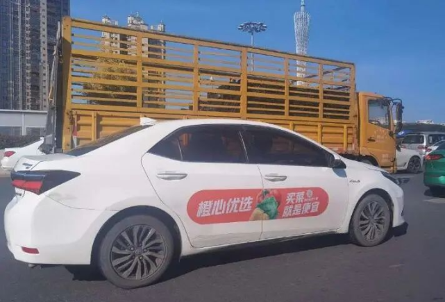 见缝插针地全方位引流,出来滴滴出行汽车上"橙心优选"夺目的广告,滴滴