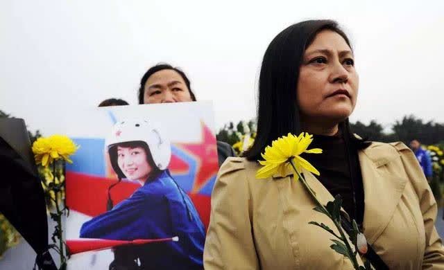 中国首位歼10女飞行员余旭训练中不幸牺牲36万群众含泪相送