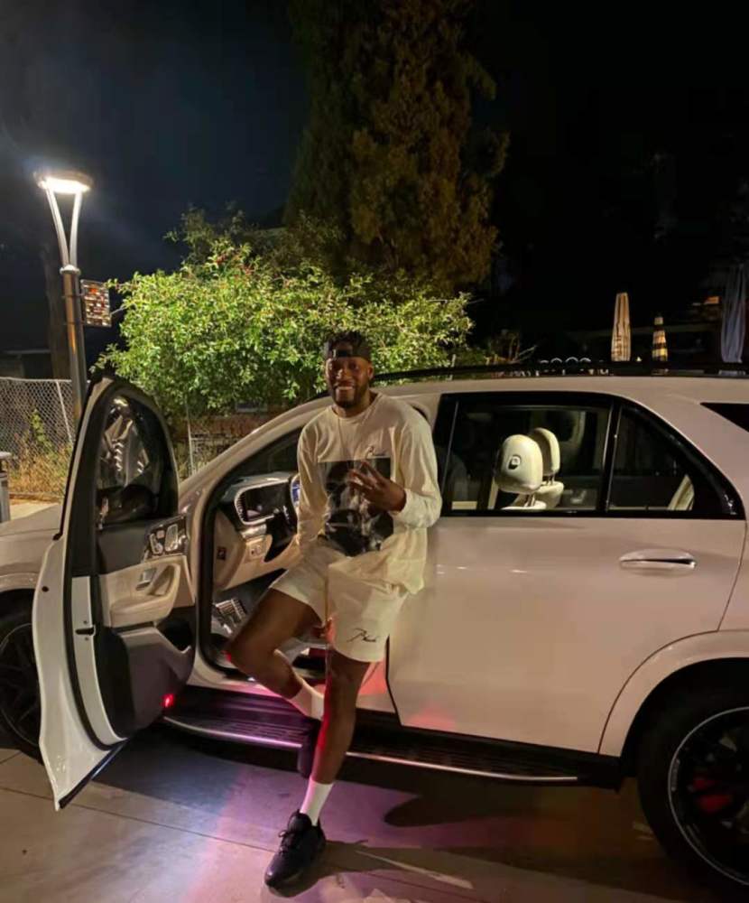 男士生日礼物排行榜_英国男子从小收到父亲送的奇怪生日礼物现靠它买房