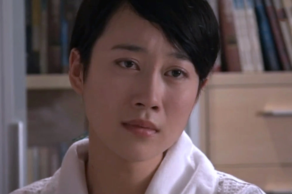 《错爱一生》罗尔写诗悼念"亡妻",伪装深情,3个细节暴露人品