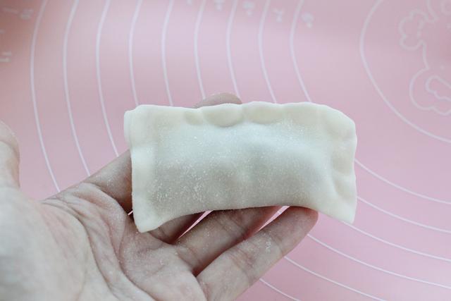 下面的两个角向中间交叠捏紧即可,这是元宝馄饨包法,也可以按照个人的