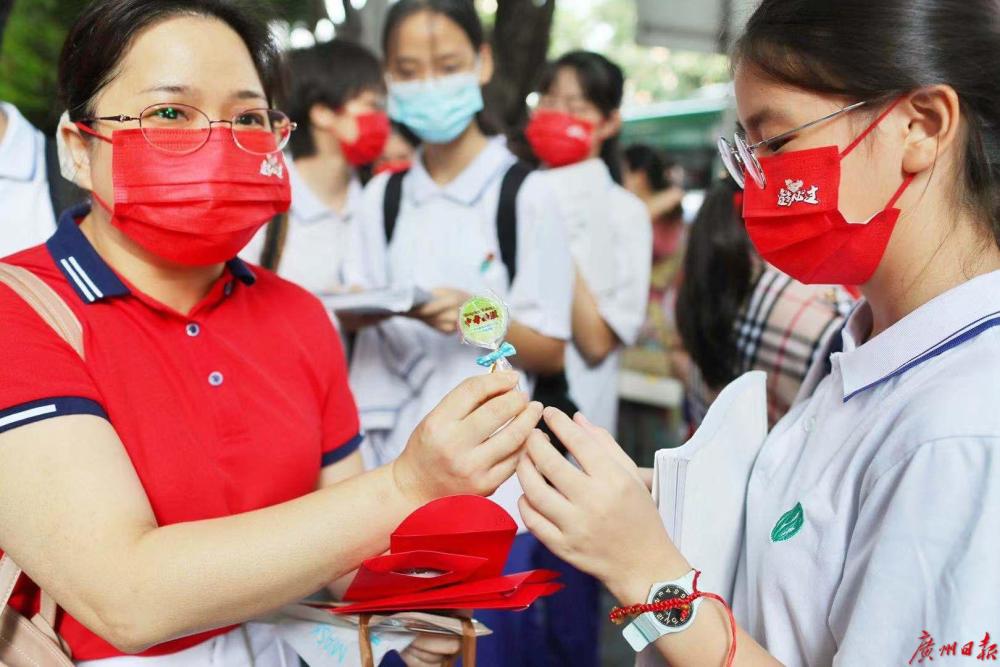 豪贤中学初三1班班主任邝老师家长穿着定制的红色送考服送考在广东
