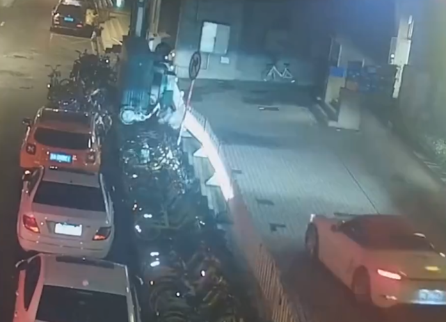 江苏一女子来回倒车10分钟 还不停按喇叭被举报 一查身份不简单 腾讯新闻