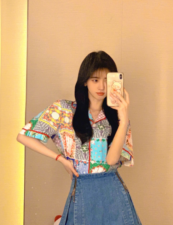 蔡徐坤鞠婧祎早期同框照曝光颜值都很青涩但蔡徐坤在看哪呢