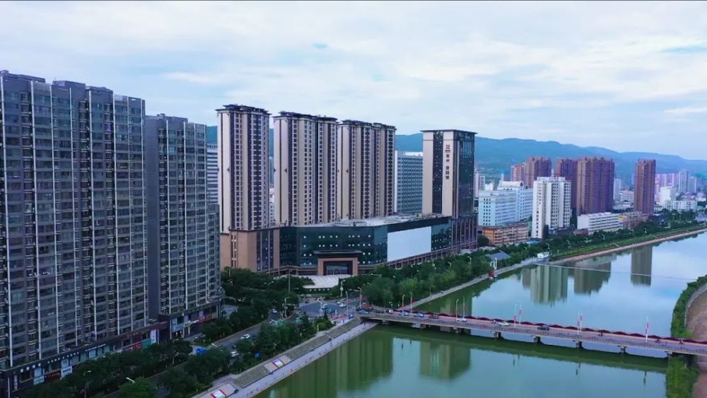 航拍天水带着观众一起飞网友直呼太燃了