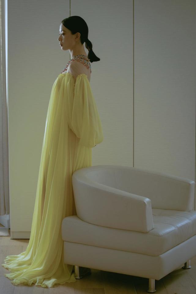 李梦现身戛纳电影节红毯,穿黄色宽松裙,领子的串珠设计好高级