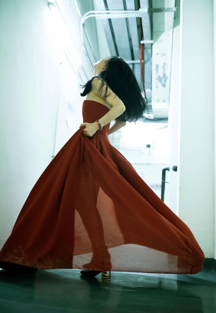 李梦现身戛纳电影节红毯,穿黄色宽松裙,领子的串珠设计好高级_腾讯