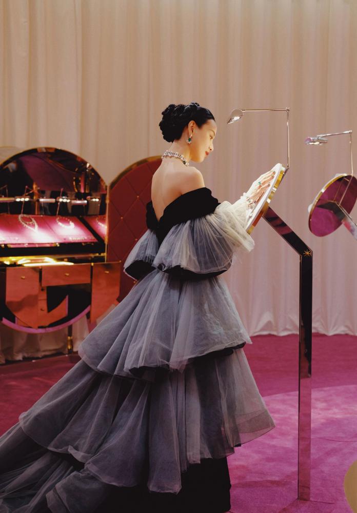 李梦现身戛纳电影节红毯,穿黄色宽松裙,领子的串珠设计好高级_腾讯