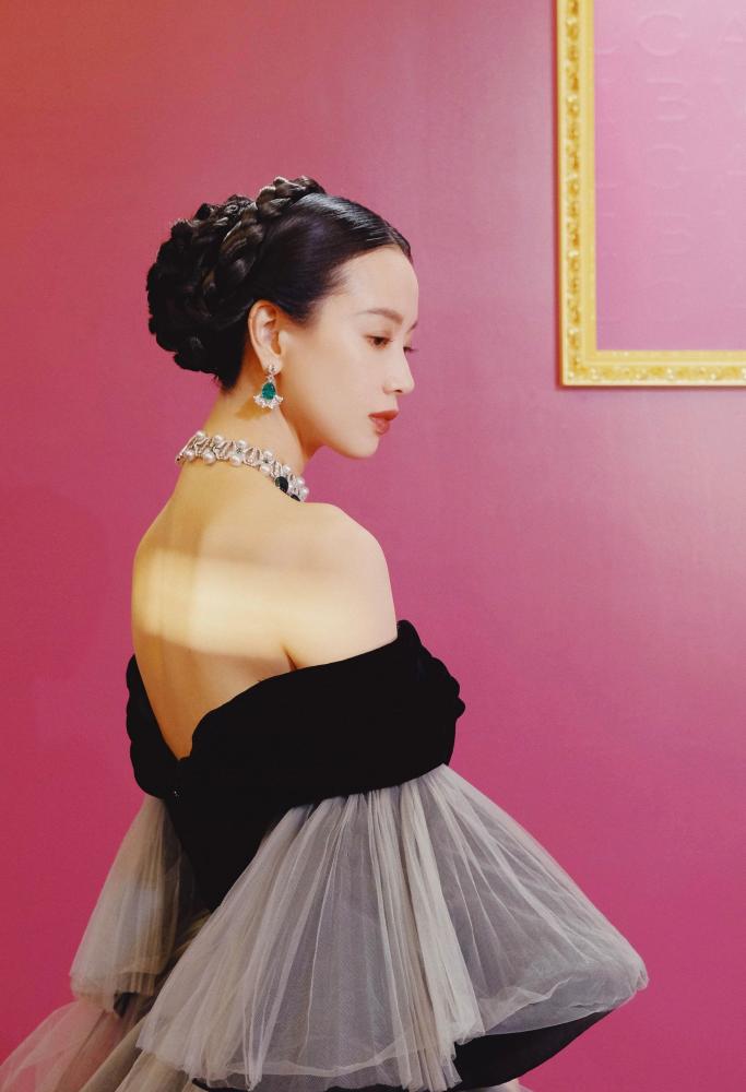 李梦现身戛纳电影节红毯,穿黄色宽松裙,领子的串珠设计好高级_腾讯