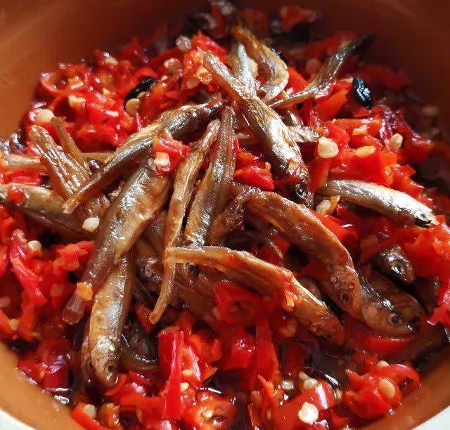 蒸火焙鱼,烟熏的香味扑鼻而来,香辣下饭_腾讯新闻