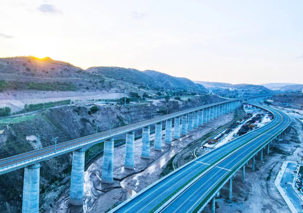 g69银百高速公路甜水堡至永和段主线全长303.59公里,预算总投资335.