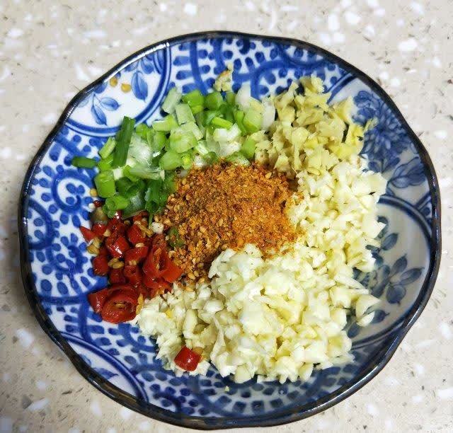 第5步,碗中准备姜末,蒜末, 葱花, 辣椒圈, 香辣烧烤粉 .