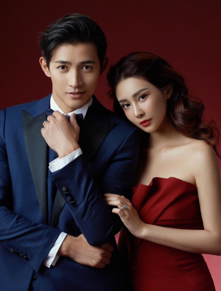 照片中李子峰林籽身穿多款礼服甜蜜拍照,两人托腮,对