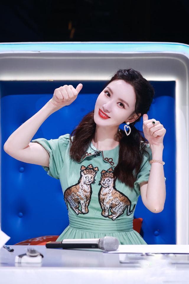 张萌好懂扮"小女人",穿卡通印花裙还扎双马尾,一点不像阿姨辈