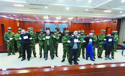 他是六盘水青龙帮帮主称霸十几年仅判刑20年副帮主却是死刑