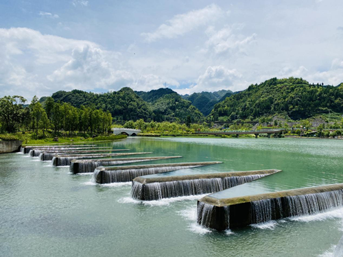 走进织金凤凰生态公园,青山岸绿,天蓝水清,人与自然完美结合,置身于