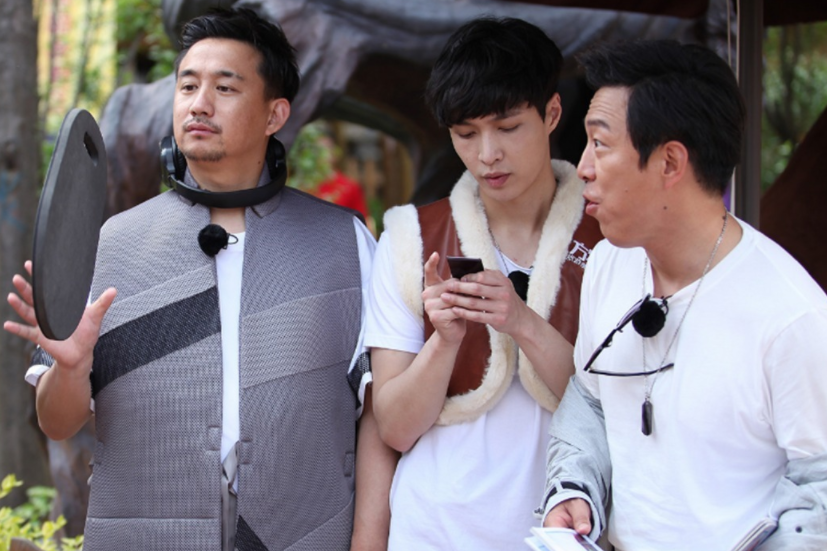 黄渤黄磊摸肚子打招呼时,镜头扫过张艺兴,这才是该有的尊重