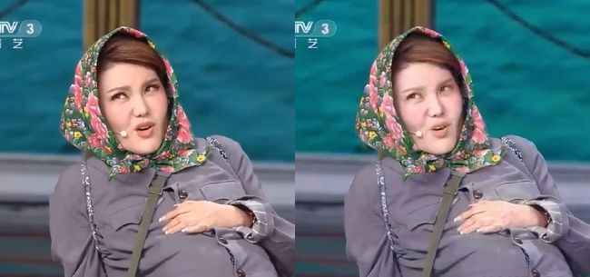 反倒是乌兰图雅在跨界表演的小品《新版超生游击队》中,卸妆之后反倒