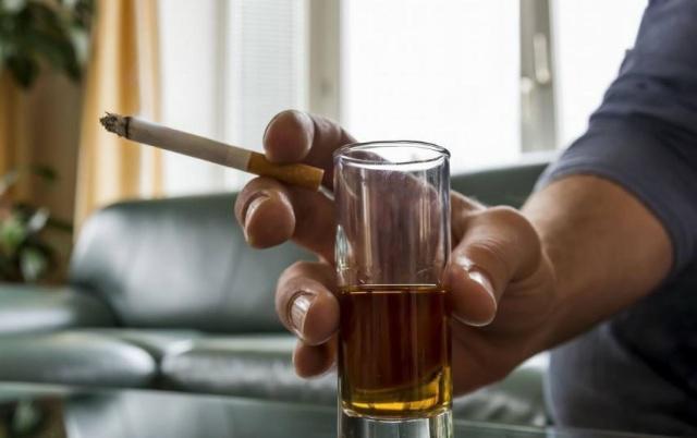 若一个人烟酒不沾,对寿命影响有多大?答案或许让人感叹