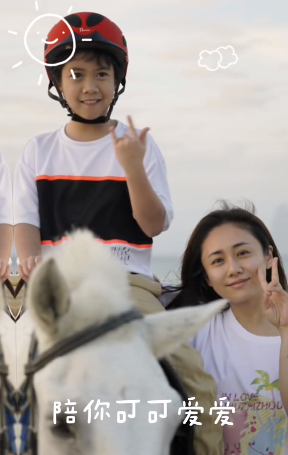 黄圣依刘芸一同带娃骑马,安迪身高接近妈妈,10岁郑熙岳堪比帅版郑钧