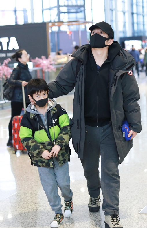 黄圣依刘芸一同带娃骑马安迪身高接近妈妈10岁郑熙岳堪比帅版郑钧