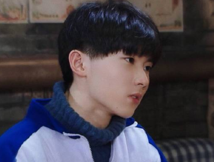 马嘉祺小学成绩被扒,网友:这分数谁没有似的,人设别立过头了_腾讯新闻