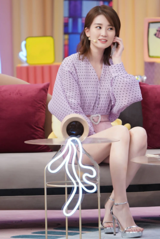 乔欣穿15cm热裤露面坐下时缝隙全无高难度动作常人做不到