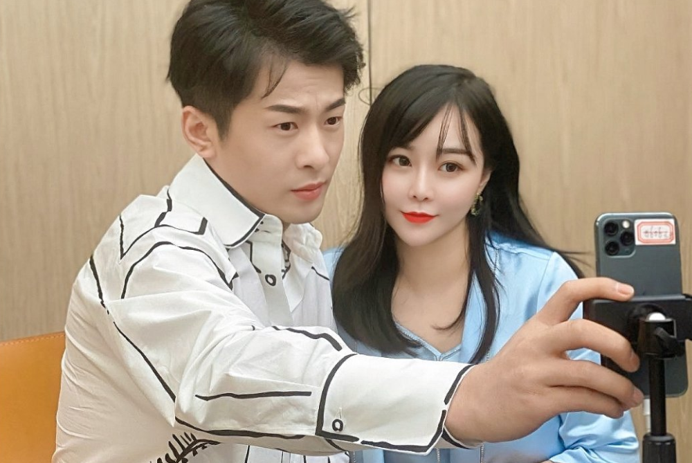 辛巴与媳妇初瑞雪和好,自嘲"胃不好吃软饭",直播和粉丝开玩笑_腾讯