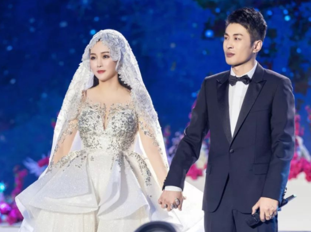 辛巴与媳妇初瑞雪和好自嘲胃不好吃软饭直播和粉丝开玩笑