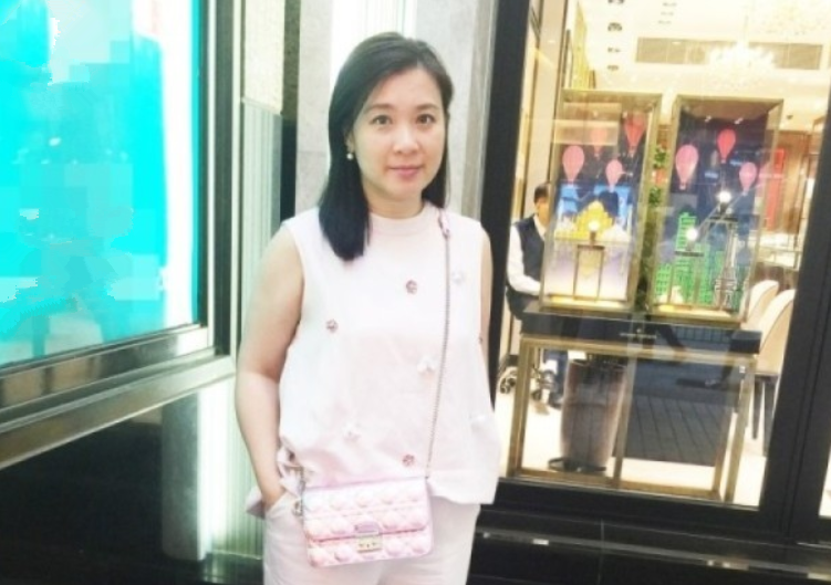 从之前曝光的照片来看,已经47岁的简佩筠,保养得宜,她的皮肤仍白皙