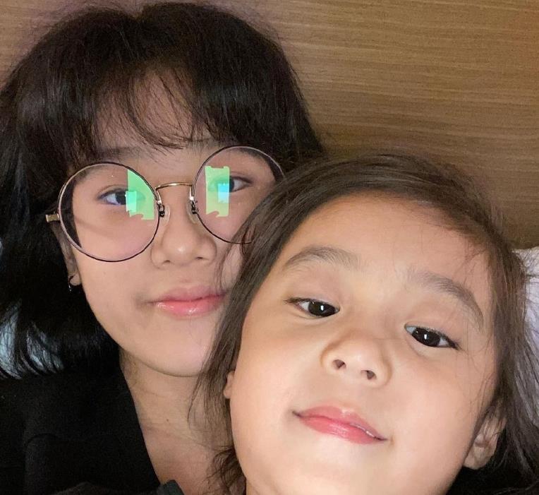 梧桐妹跟俩妹妹玩自拍,修允菲圆脸大眼好可爱,波妞模样美腻了