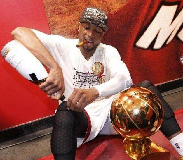 科比 NBA想要出人头地有多难？看看科比的手 姚明的膝盖 你就懂