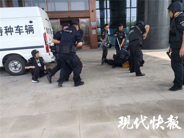 闹市区一辆运钞车遭持枪抢劫真相是