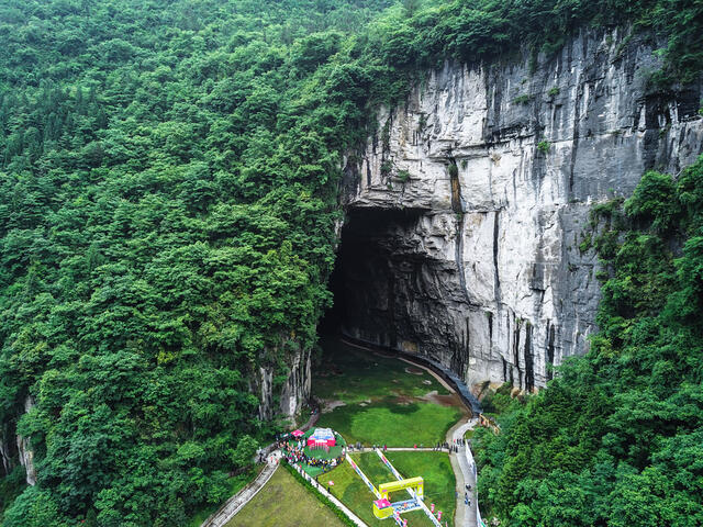 湖北一溶洞占地69平方公里,光支洞就达300多个,被誉为特级洞穴
