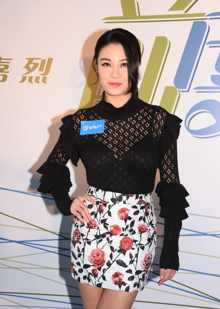 廖碧儿脸看着胖嘟嘟但身材却十分撩人身穿裙装女人味更浓