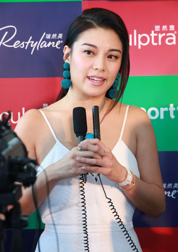 廖碧儿脸看着胖嘟嘟但身材却十分撩人身穿裙装女人味更浓