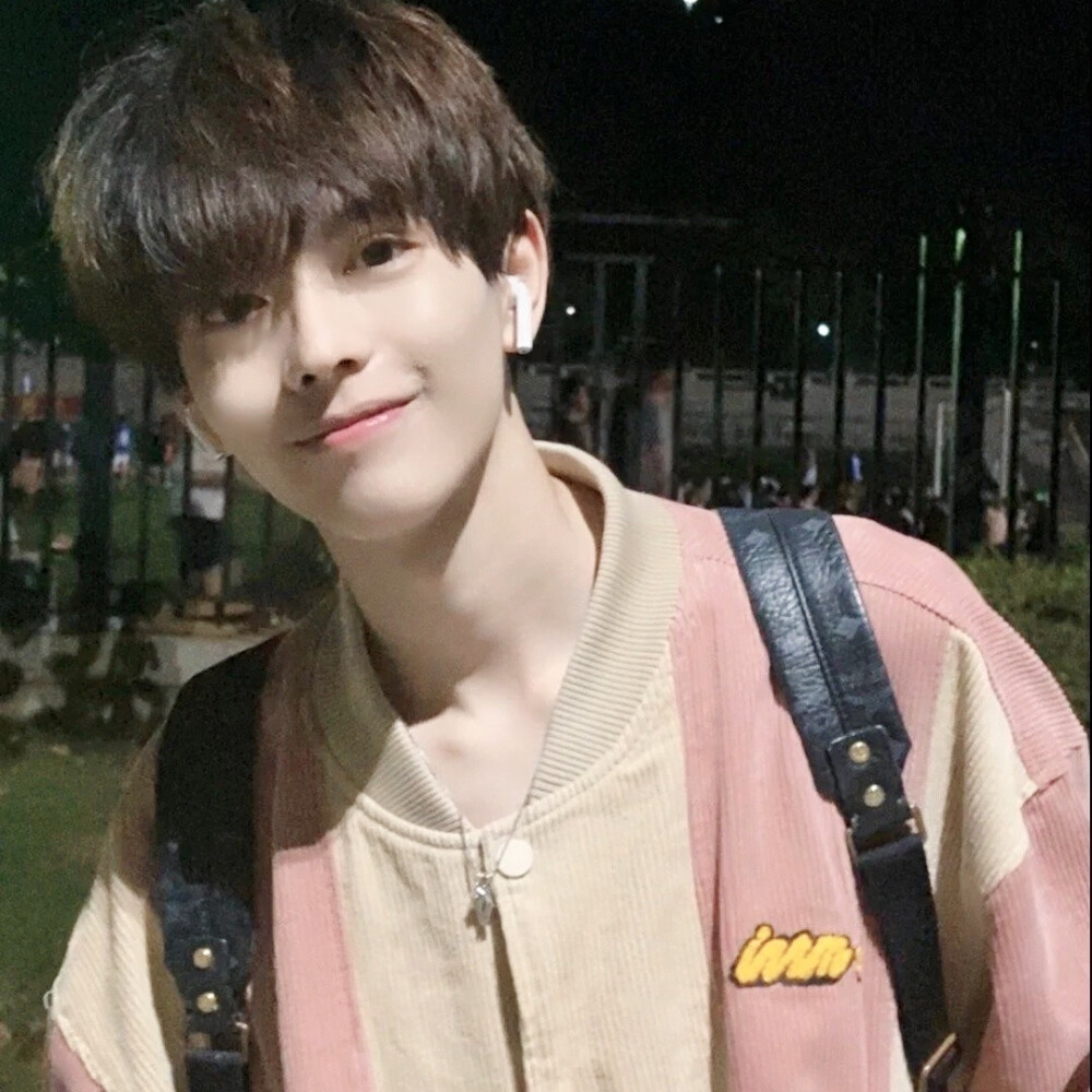 "换上后桃花运满满的男生头像"