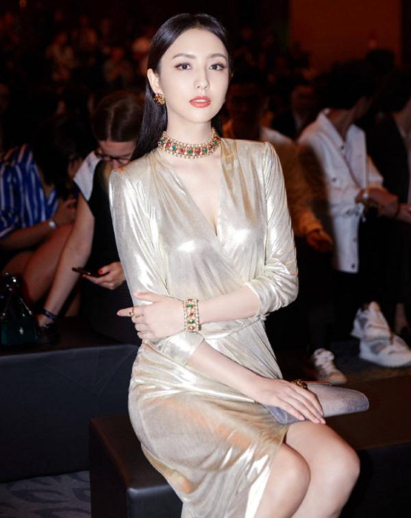 佟丽娅离婚之后,首次代言内衣照曝光,身材妩媚迷人,性感依旧,网友