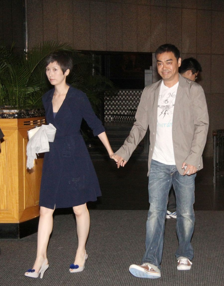 郭蔼明依偎在老公刘青云肩上两人穿着端庄好般配低调秀恩爱