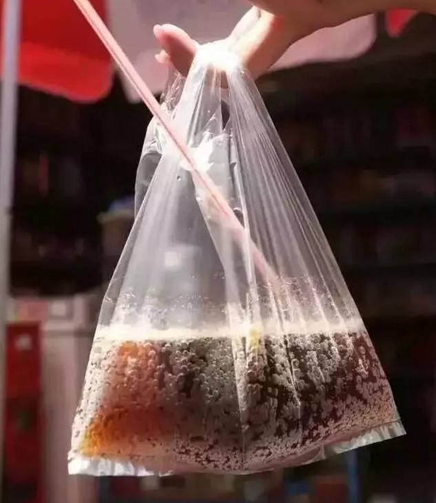塑料袋装汽水一块钱一瓶的冰冻汽水瓶子不能带走就把汽水倒进塑料袋边