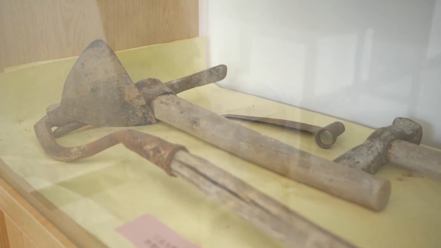 梦开始的地方延安两把老镢头一条奋斗路