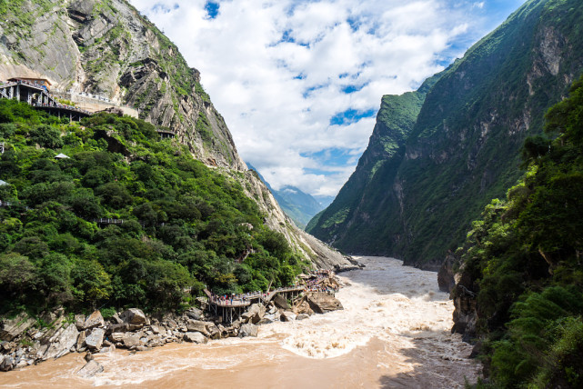 云南虎跳峡景区进入最佳观赏期回顾雄奇险峻的壮观景象