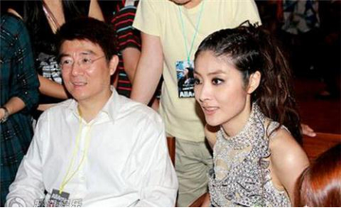 父亲是香港的隐形富豪珠宝大亨陈崇伟,香港著名的聚宝行就是陈慧琳家
