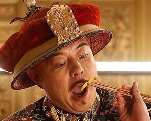 显然对外面的食物很放心,清朝皇帝就谨慎多了,哪怕是御膳房的厨师做饭